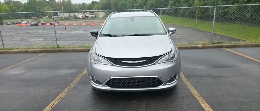 2018 Chrysler Pacifica Touring L's photo