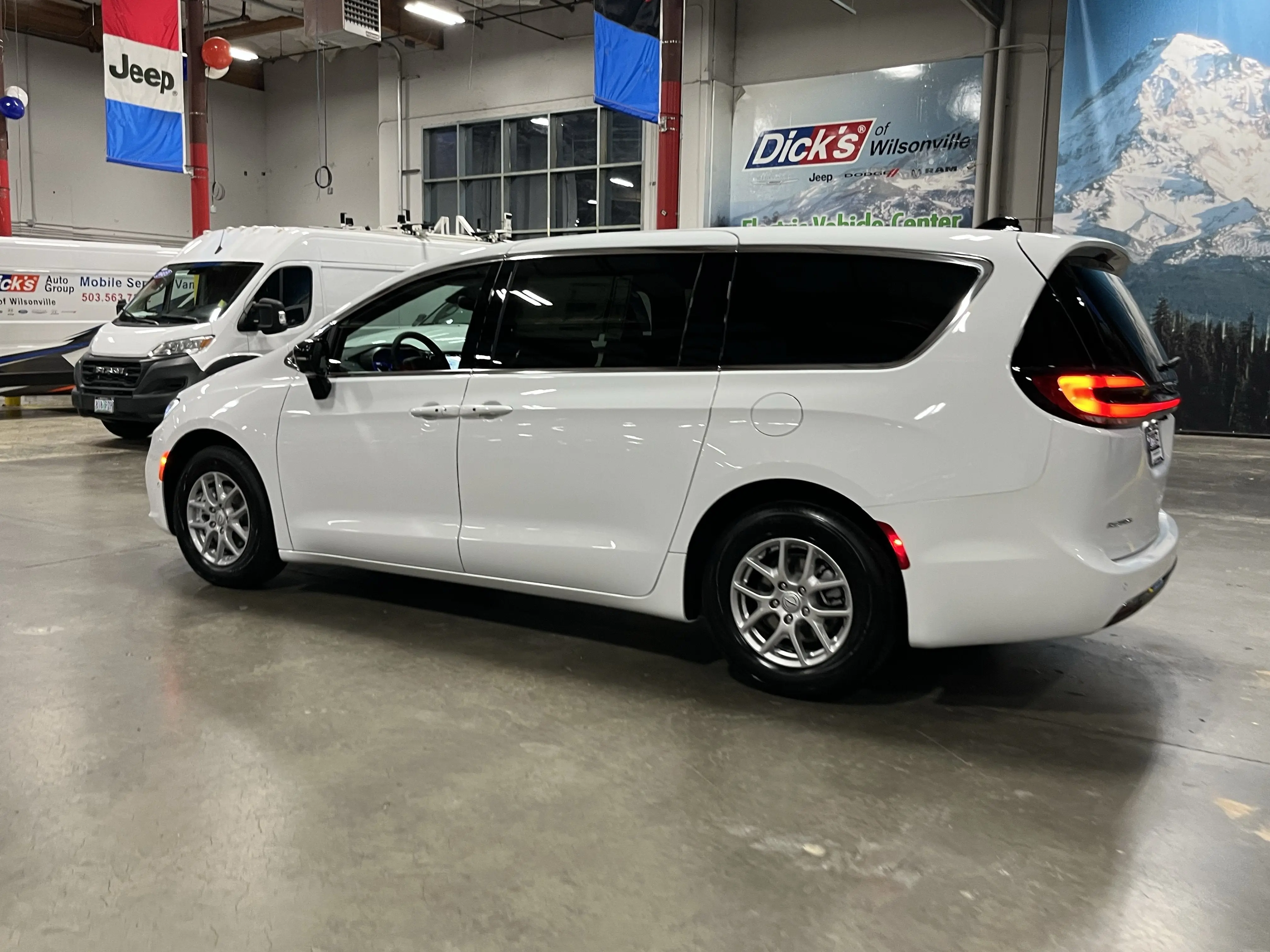 2026 Chrysler Pacifica Select photo 3