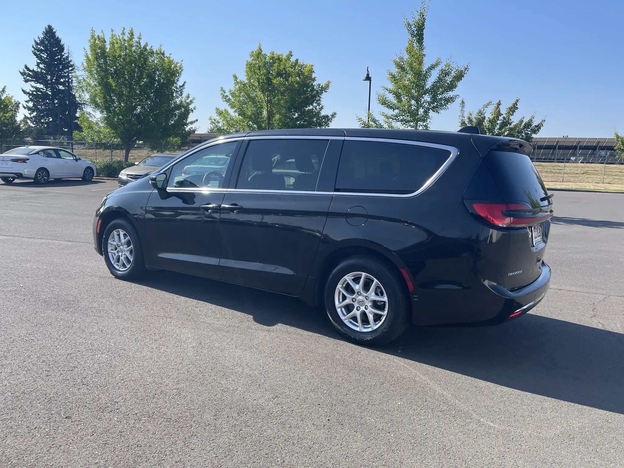 2023 Chrysler Pacifica Touring L photo 3