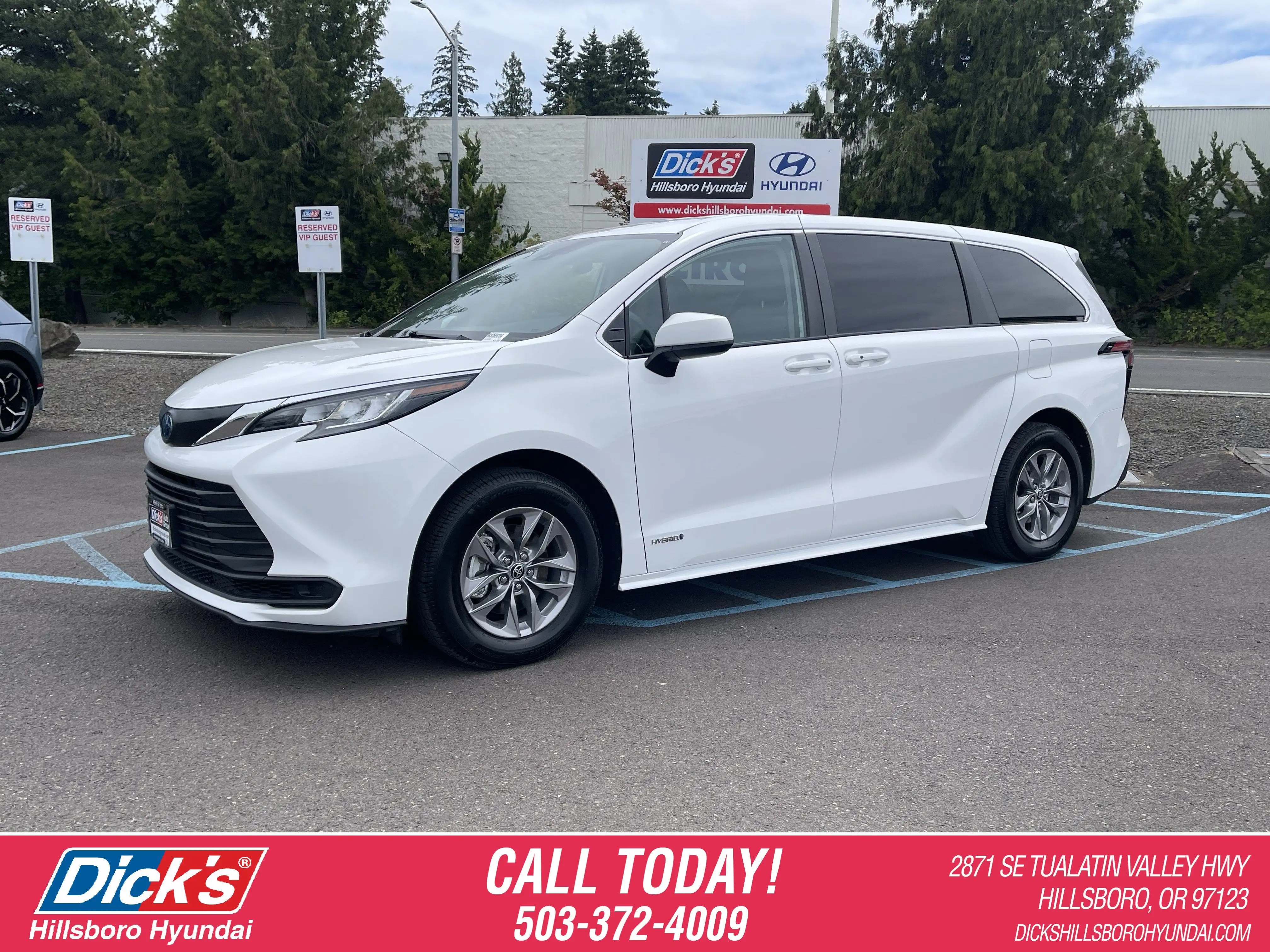 2021 Toyota Sienna LE 8-Passenger Hybrid FWD's photo