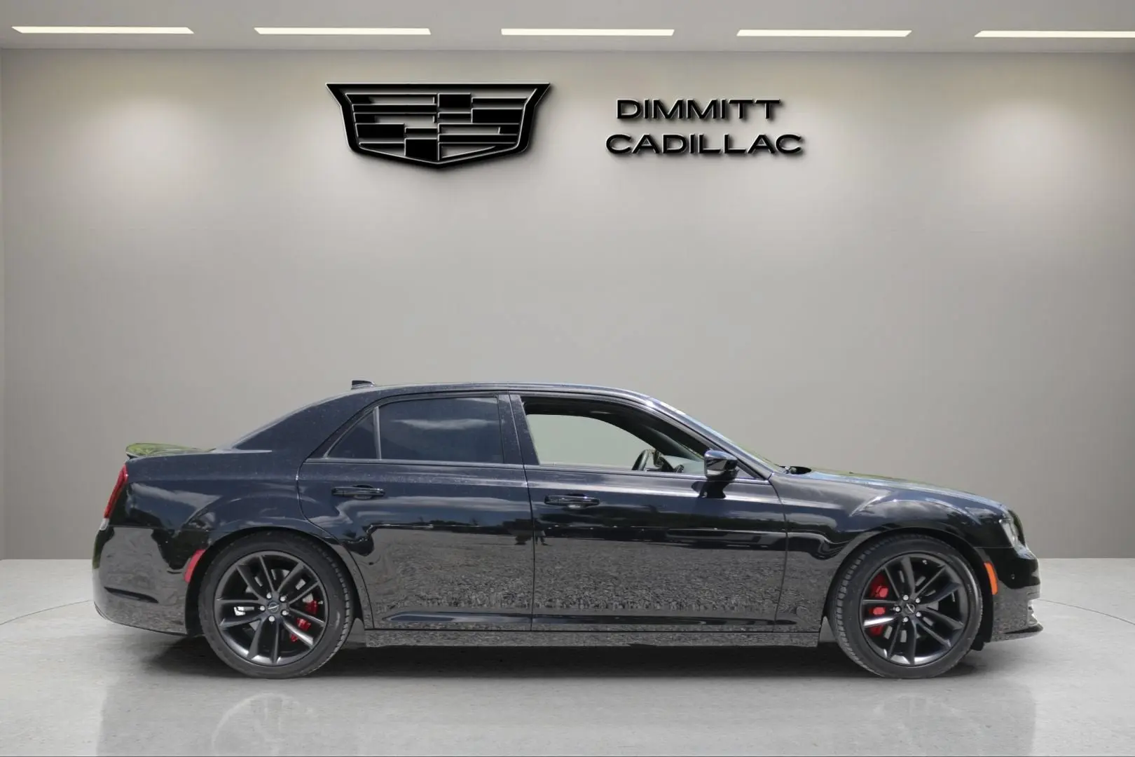 2023 Chrysler 300 C photo 4