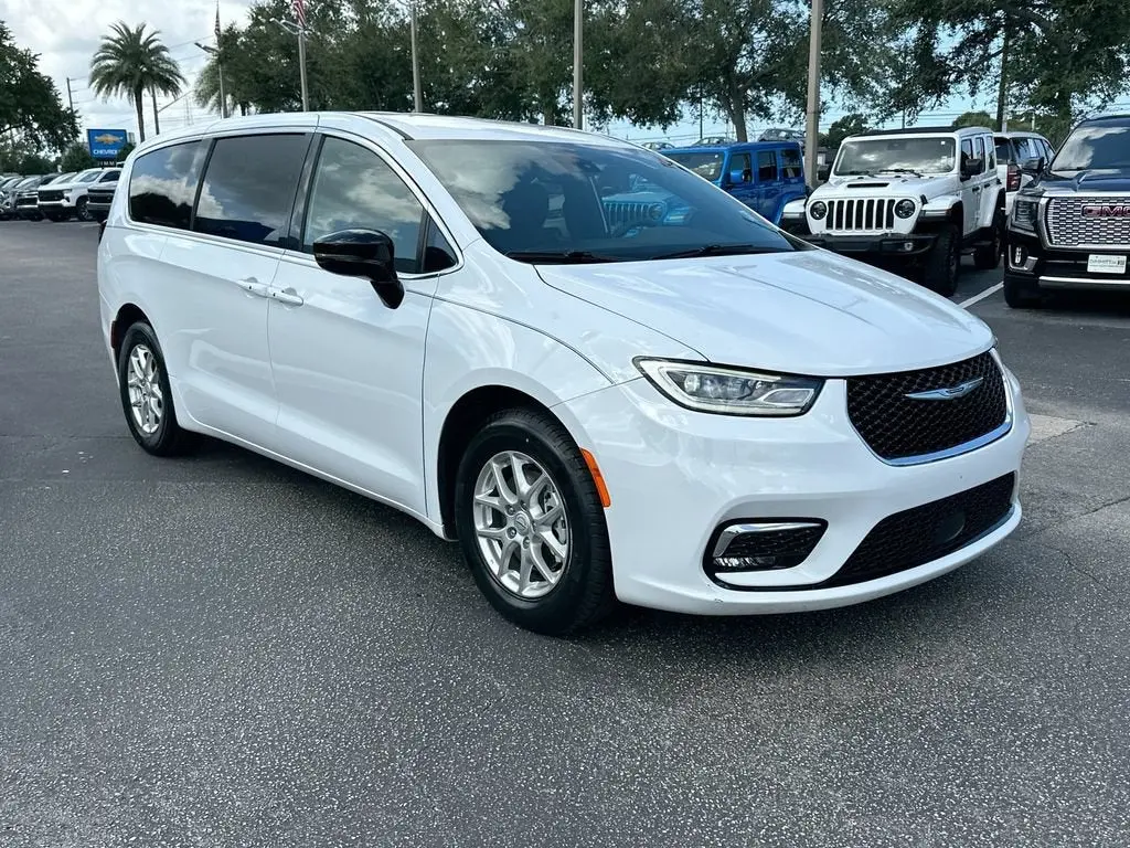 2025 Chrysler Pacifica Select photo 3