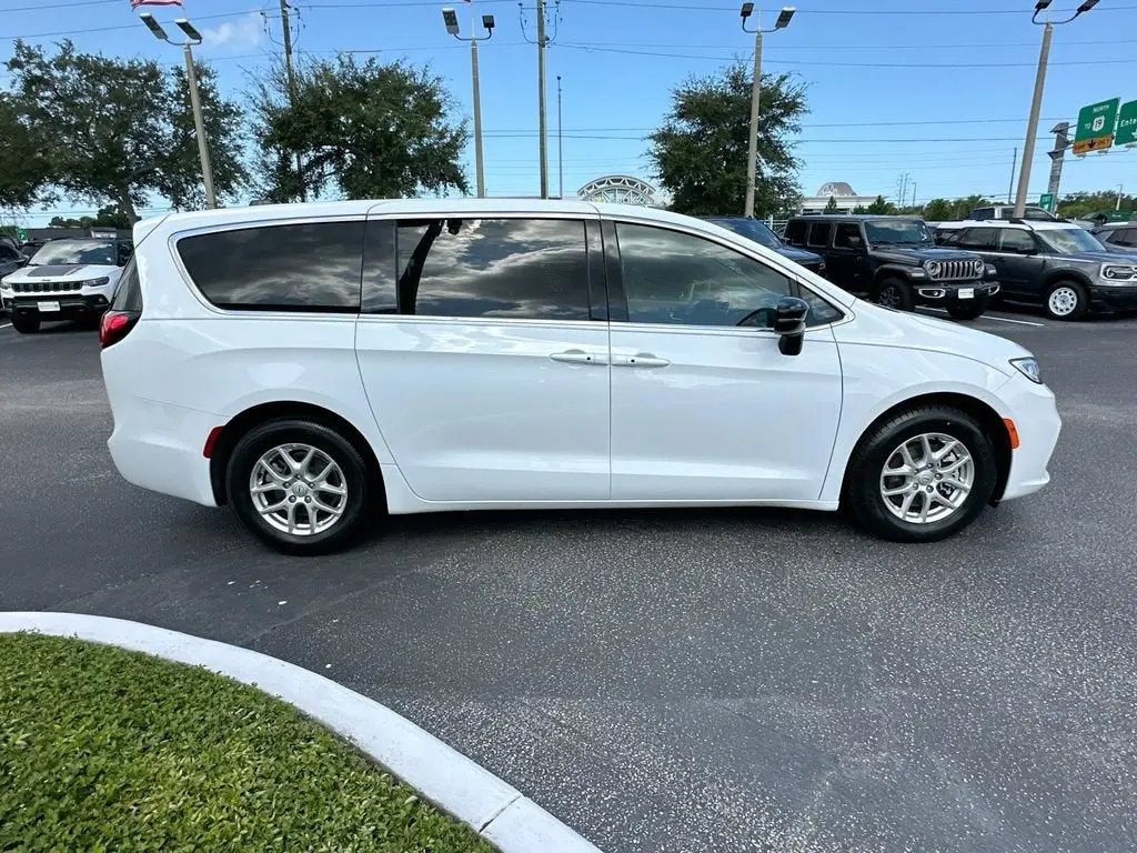 2025 Chrysler Pacifica Select photo 4