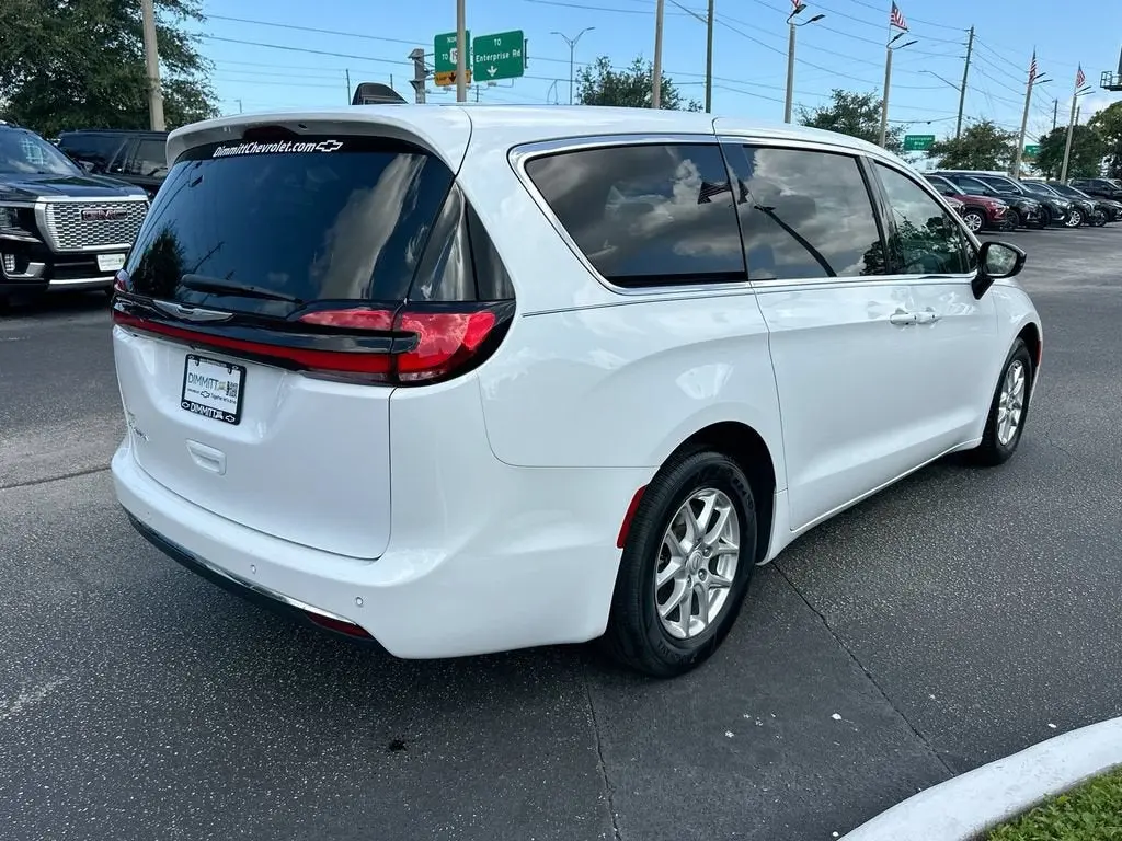 2025 Chrysler Pacifica Select photo 5