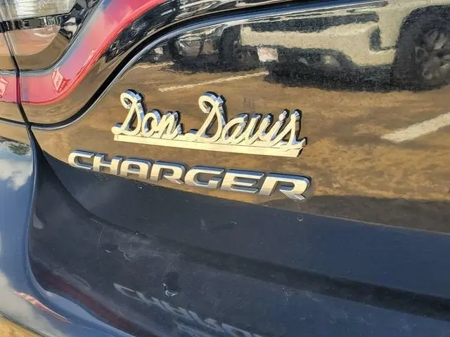 2019 Dodge Charger SXT photo 5