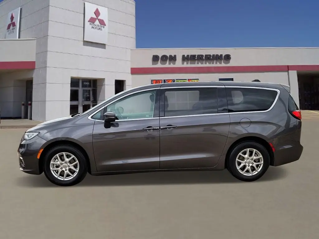 2023 Chrysler Pacifica Touring L photo 3
