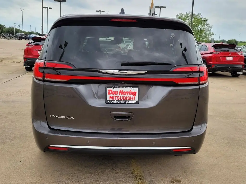 2023 Chrysler Pacifica Touring L photo 4