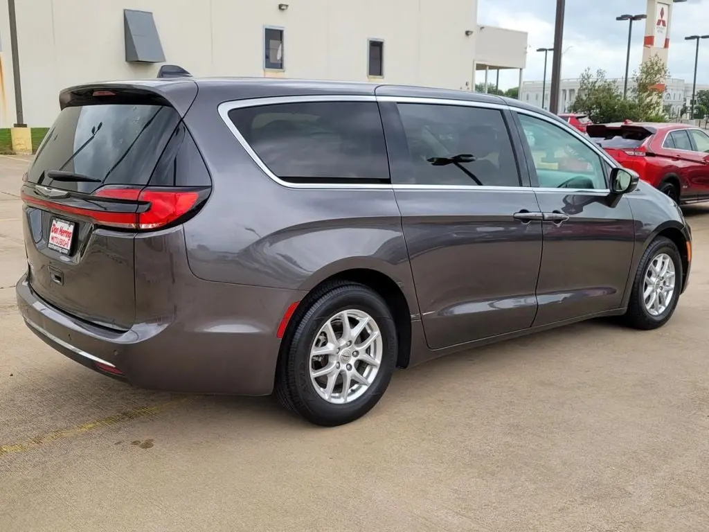 2023 Chrysler Pacifica Touring L photo 5