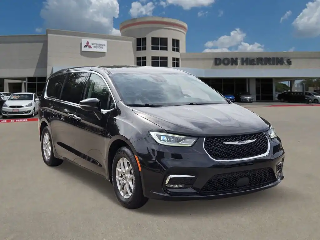 2024 Chrysler Pacifica Touring L's photo