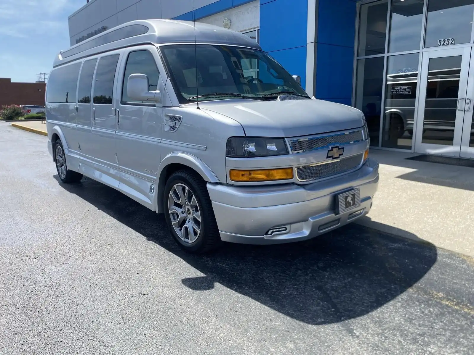 2026 Chevrolet Express 2500 Extended Work Van HD's photo
