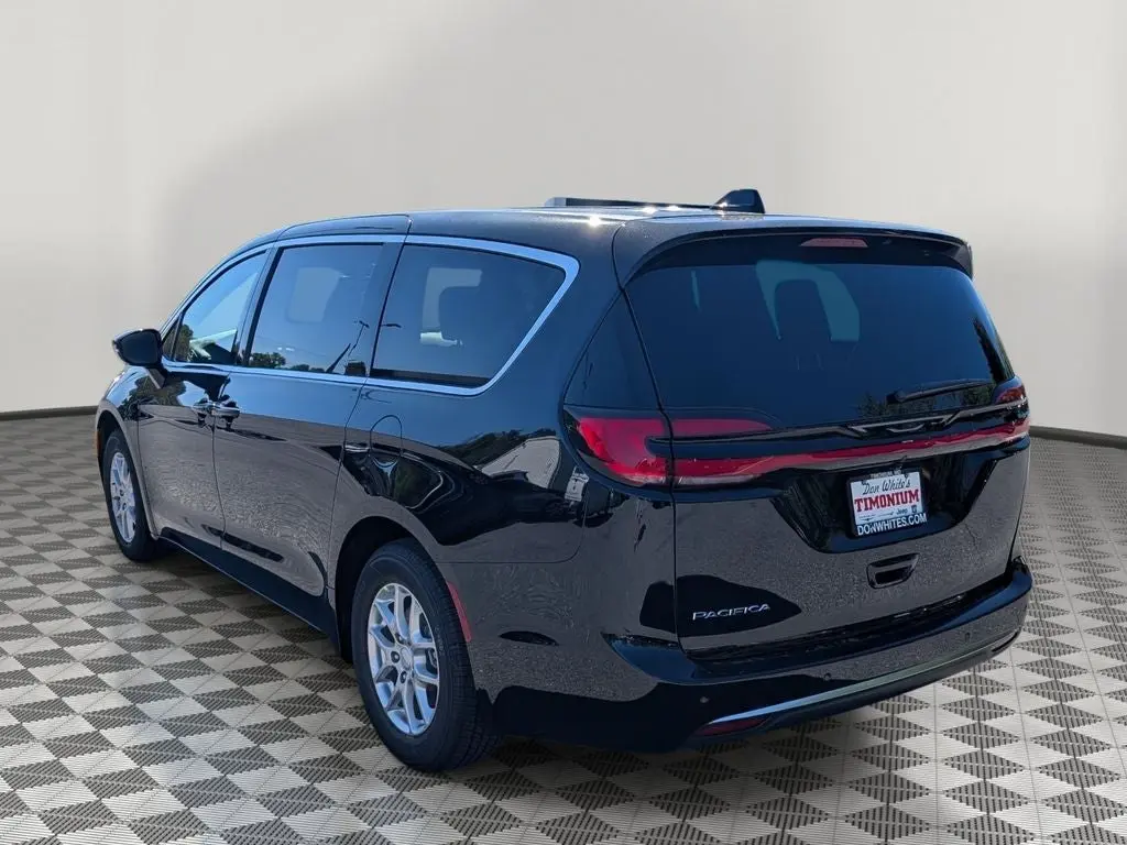 2027 Chrysler Pacifica Select photo 3
