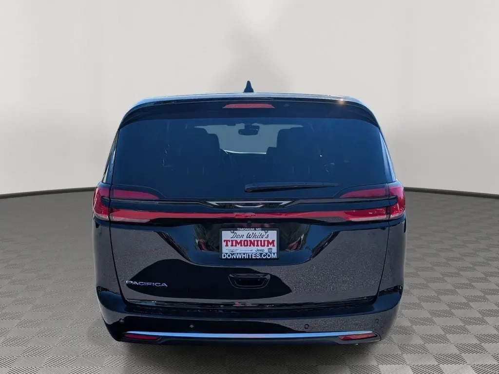 2027 Chrysler Pacifica Select photo 4