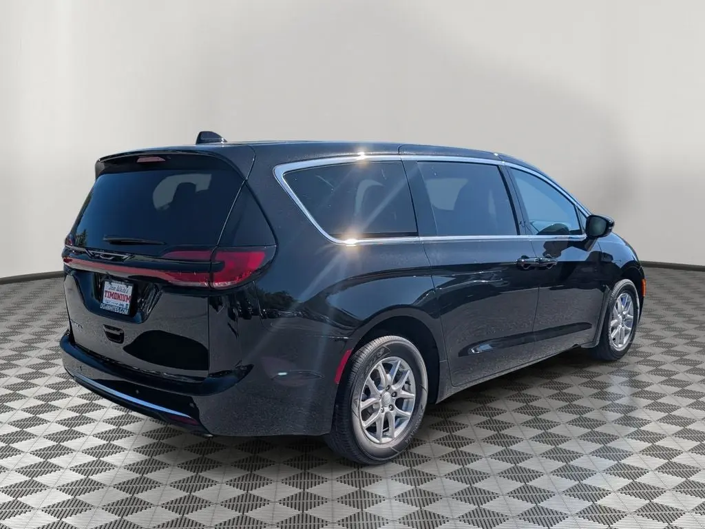 2027 Chrysler Pacifica Select photo 5