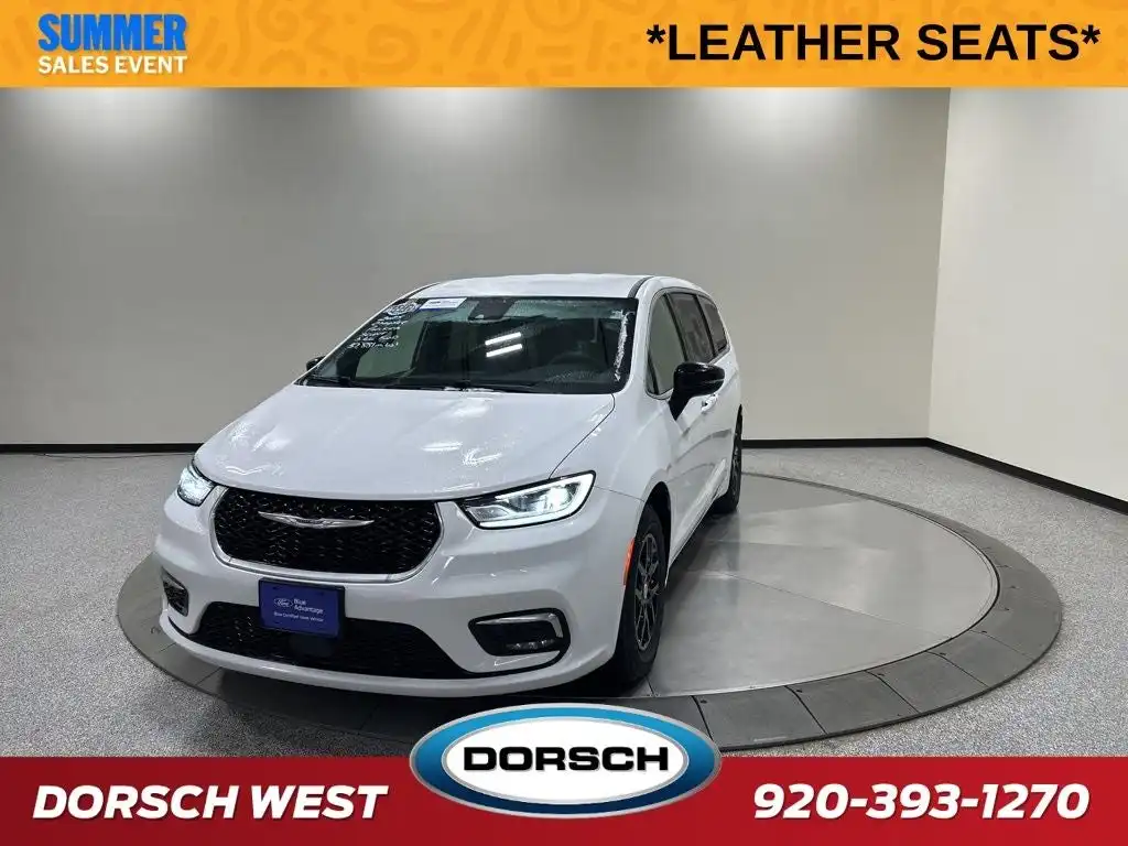 2025 Chrysler Pacifica Select's photo