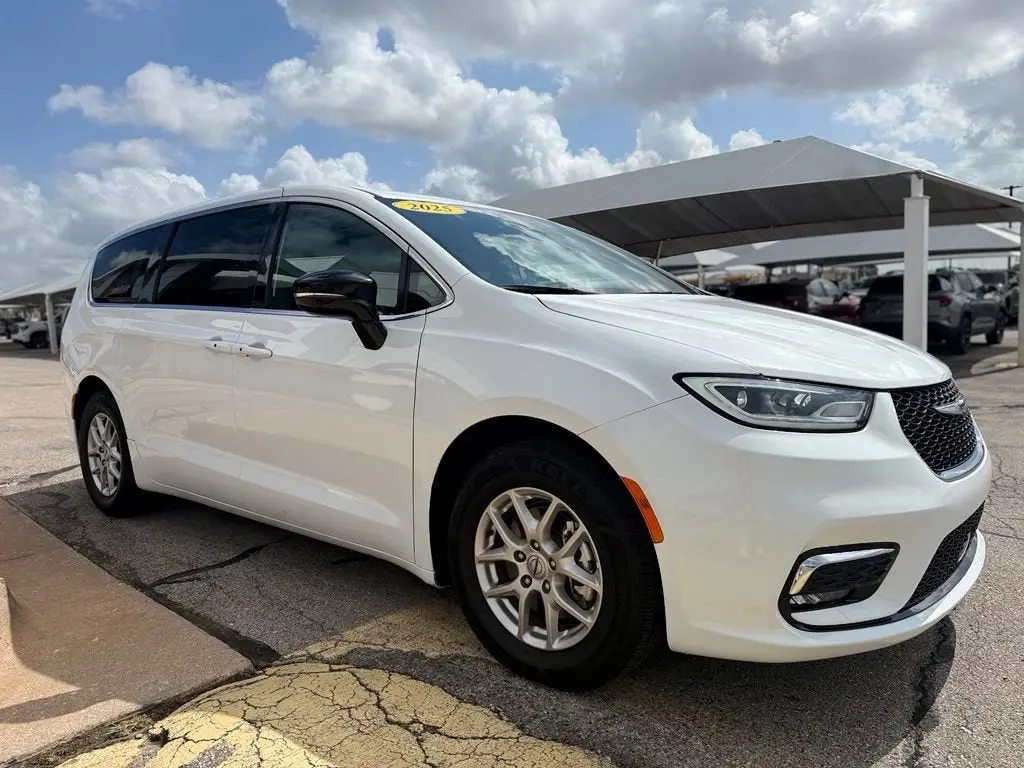 2025 Chrysler Pacifica Select photo 3