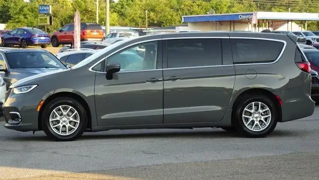 2023 Chrysler Pacifica Touring L photo 1