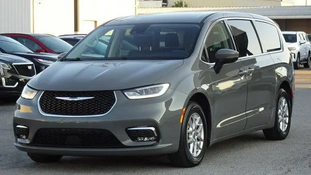 2023 Chrysler Pacifica Touring L photo 3
