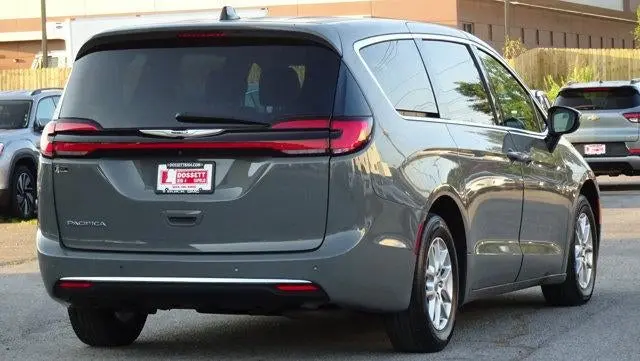 2023 Chrysler Pacifica Touring L photo 4