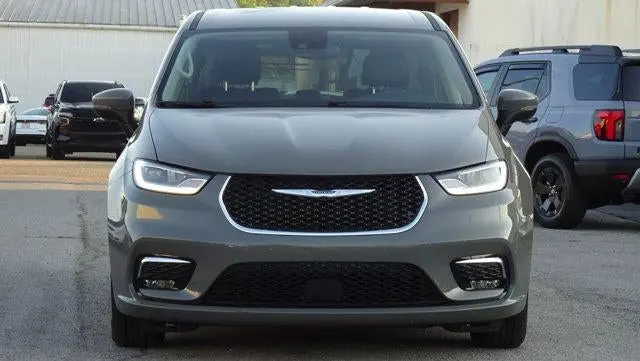 2023 Chrysler Pacifica Touring L photo 5