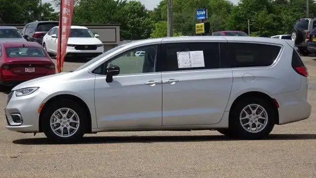 2024 Chrysler Pacifica Touring L's photo