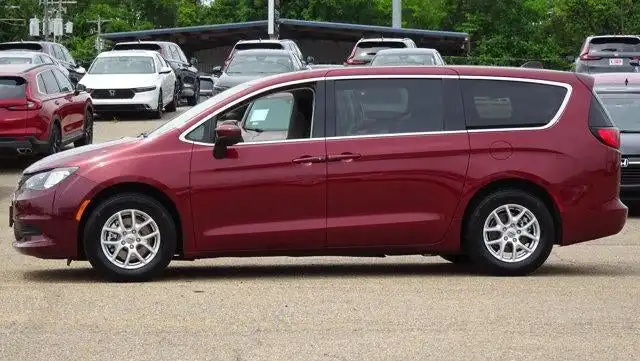 2023 Chrysler Voyager LX's photo
