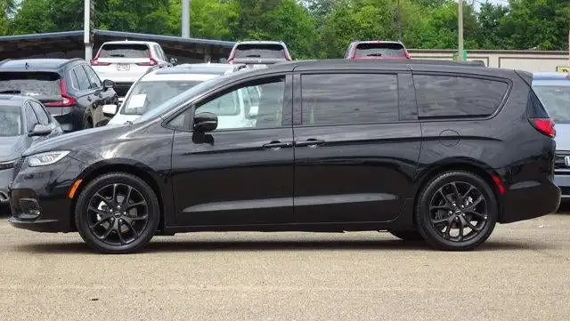 2021 Chrysler Pacifica Touring's photo