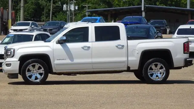 2017 GMC Sierra 4WD Crew Cab Short Box photo 1