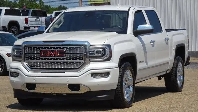 2017 GMC Sierra 4WD Crew Cab Short Box photo 3
