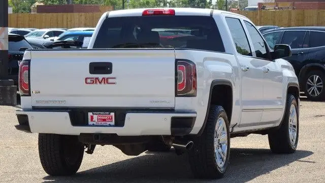 2017 GMC Sierra 4WD Crew Cab Short Box photo 4