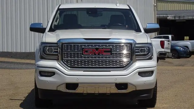 2017 GMC Sierra 4WD Crew Cab Short Box photo 5