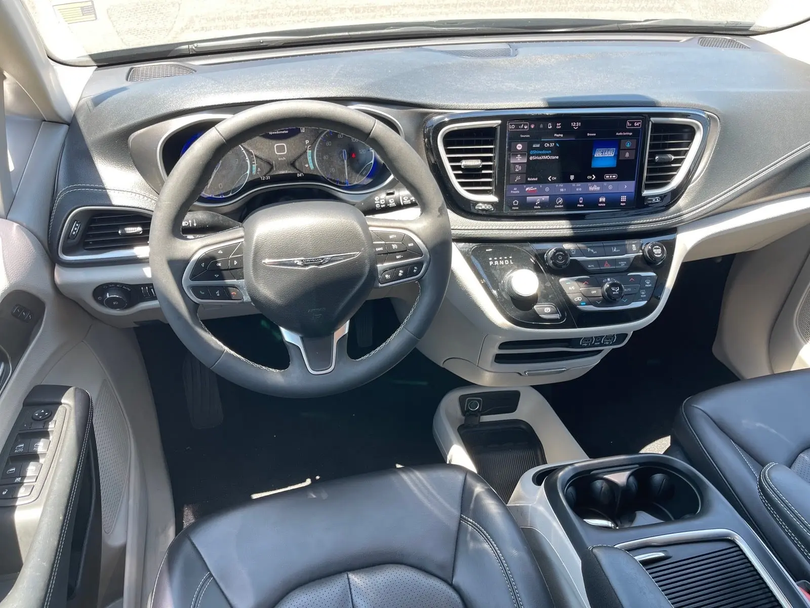 2023 Chrysler Pacifica Touring L photo 3