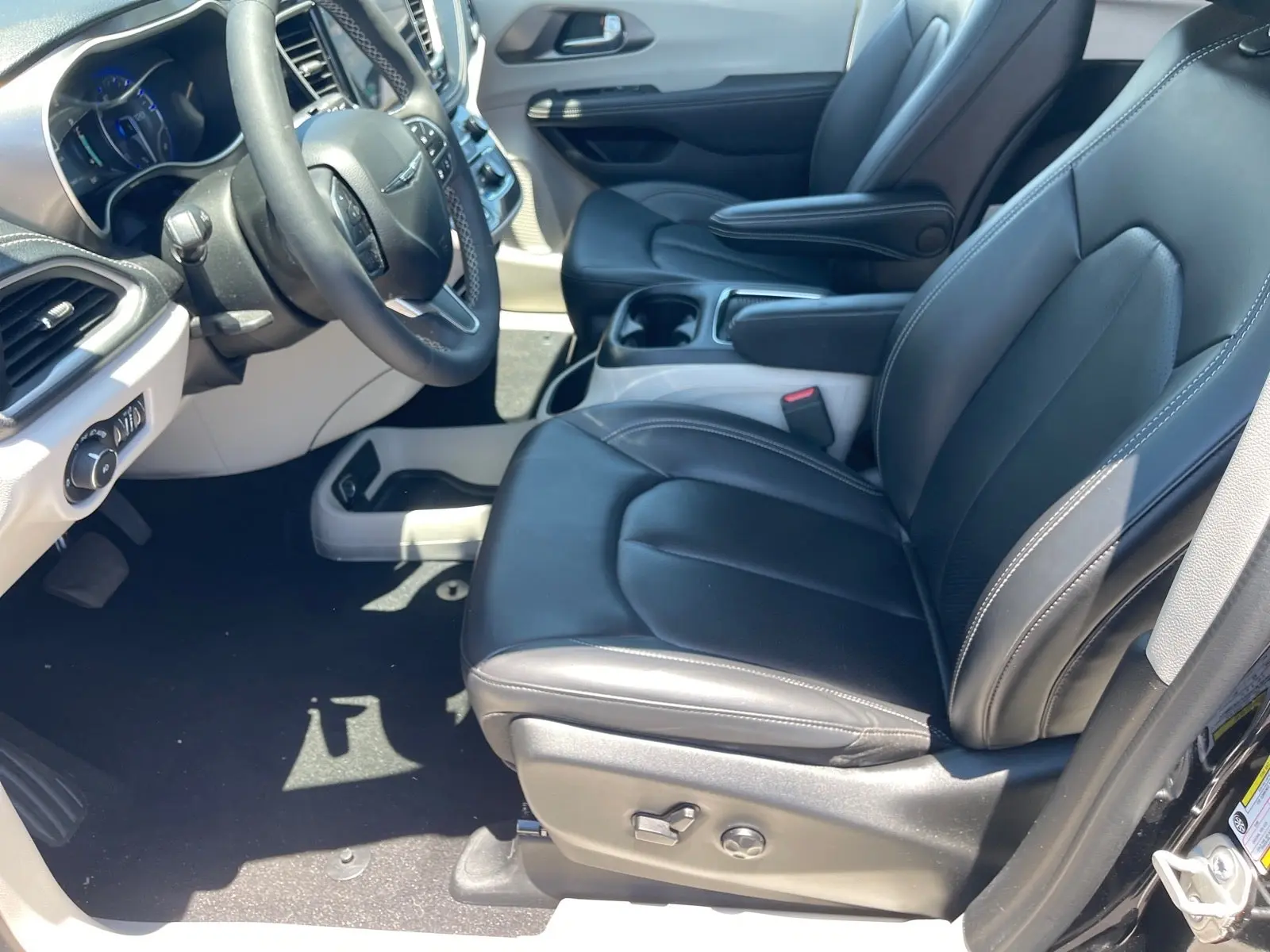 2023 Chrysler Pacifica Touring L photo 5