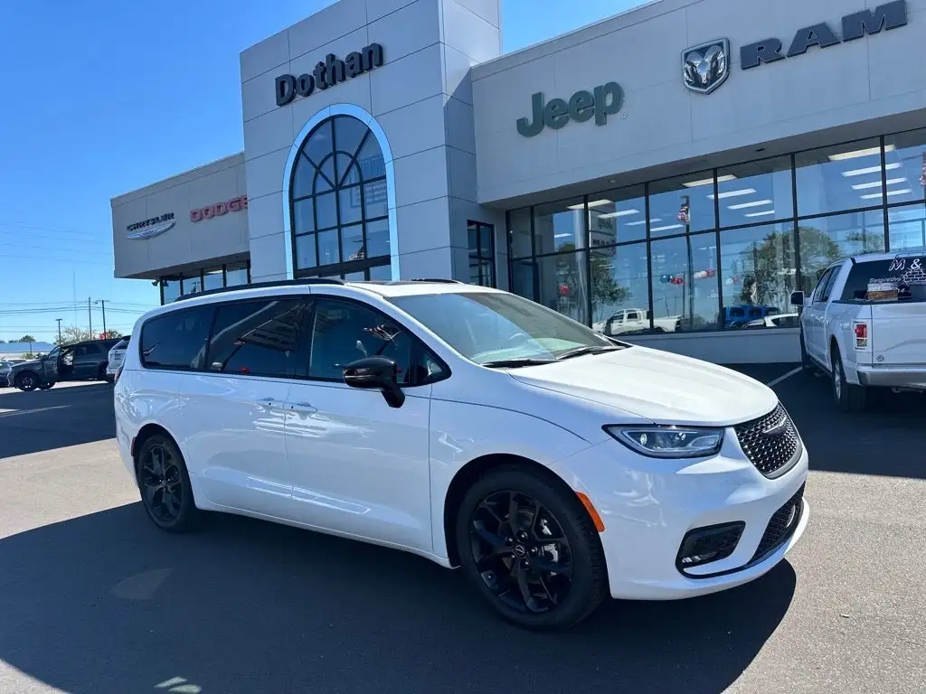 2026 Chrysler Pacifica Limited's photo