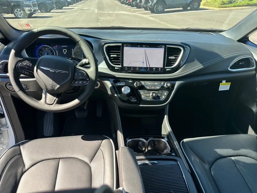2026 Chrysler Pacifica Limited photo 3