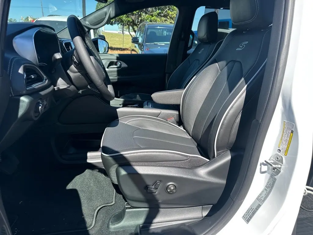 2026 Chrysler Pacifica Limited photo 4