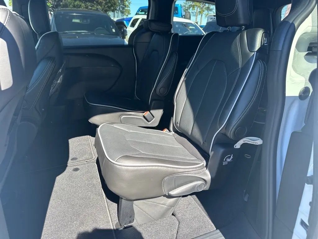 2026 Chrysler Pacifica Limited photo 5