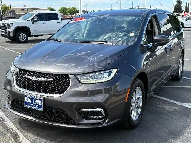 2023 Chrysler Pacifica Touring L's photo