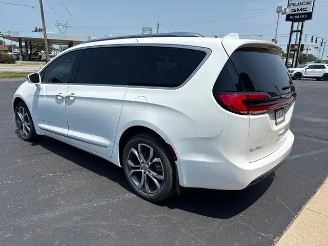 2021 Chrysler Pacifica Pinnacle photo 3