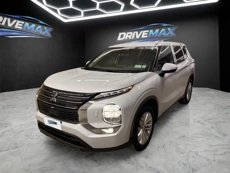2022 Mitsubishi Outlander ES S-AWC's photo