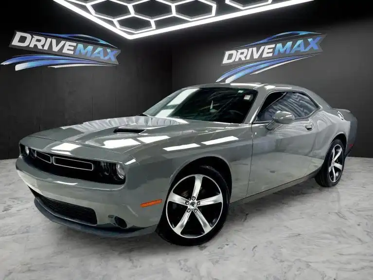 2019 Dodge Challenger SXT Auto's photo