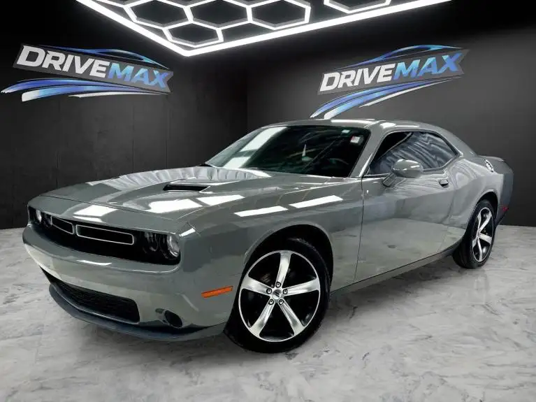 2019 Dodge Challenger SXT Auto's photo