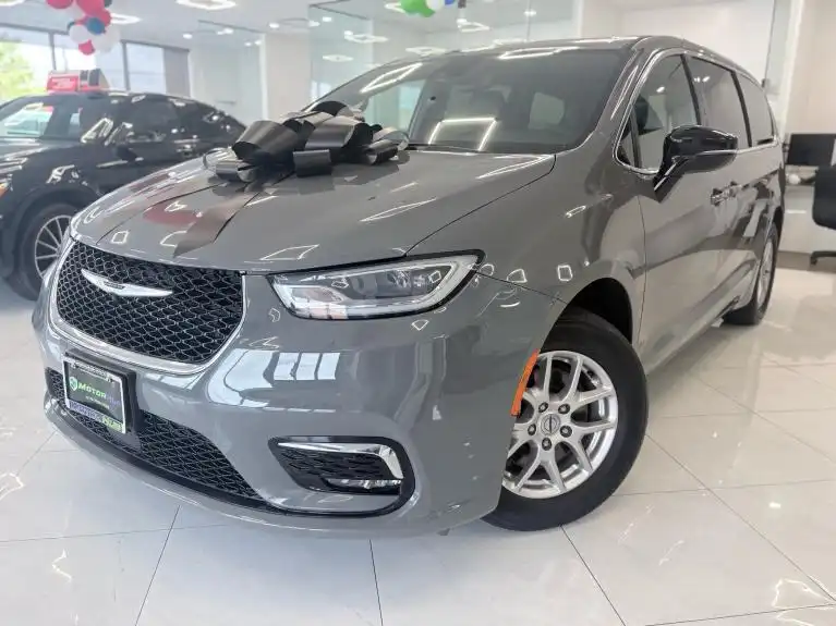2025 Chrysler Pacifica Select's photo