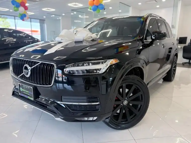 2017 Volvo XC90 T6 AWD Momentum's photo