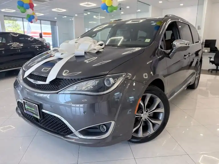 2020 Chrysler Pacifica Limited's photo