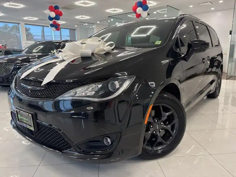 2019 Chrysler Pacifica Touring L Plus's photo