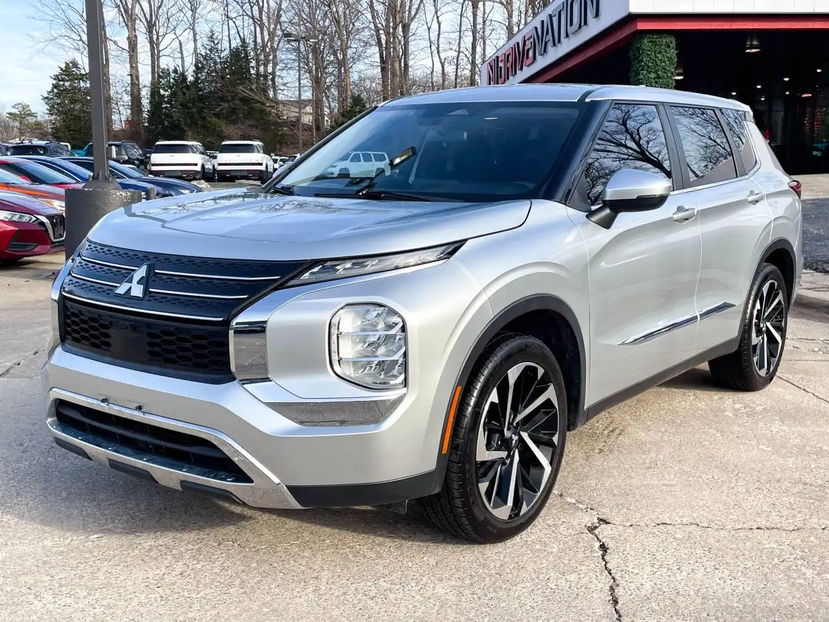 2022 Mitsubishi Outlander ES FWD's photo