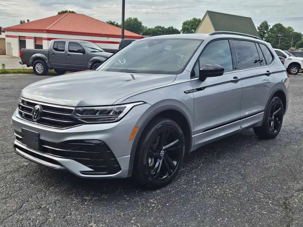 2023 Volkswagen Tiguan 2.0T SE R-Line Black's photo