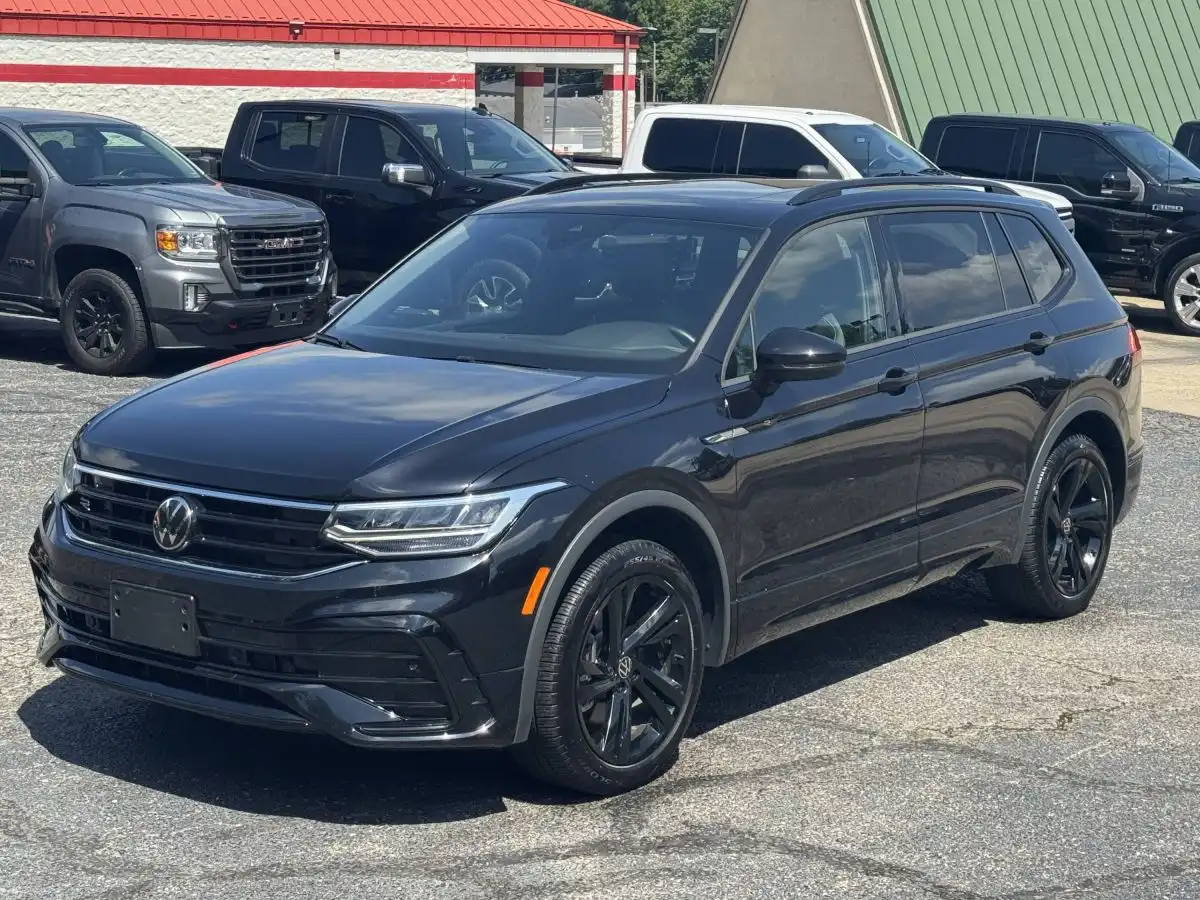 2024 Volkswagen Tiguan 2.0T SE R-Line Black 4Motion's photo