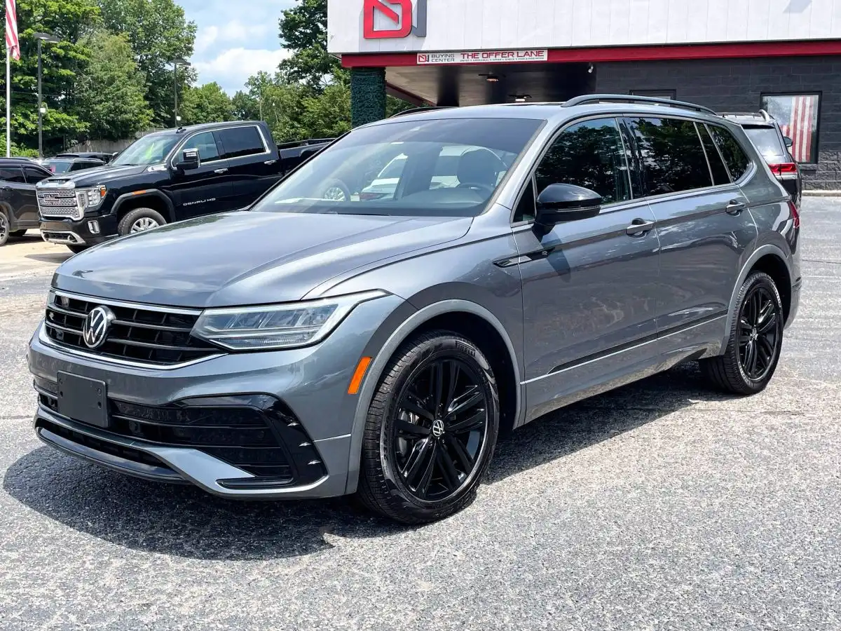 2022 Volkswagen Tiguan 2.0T SE R-Line Black's photo