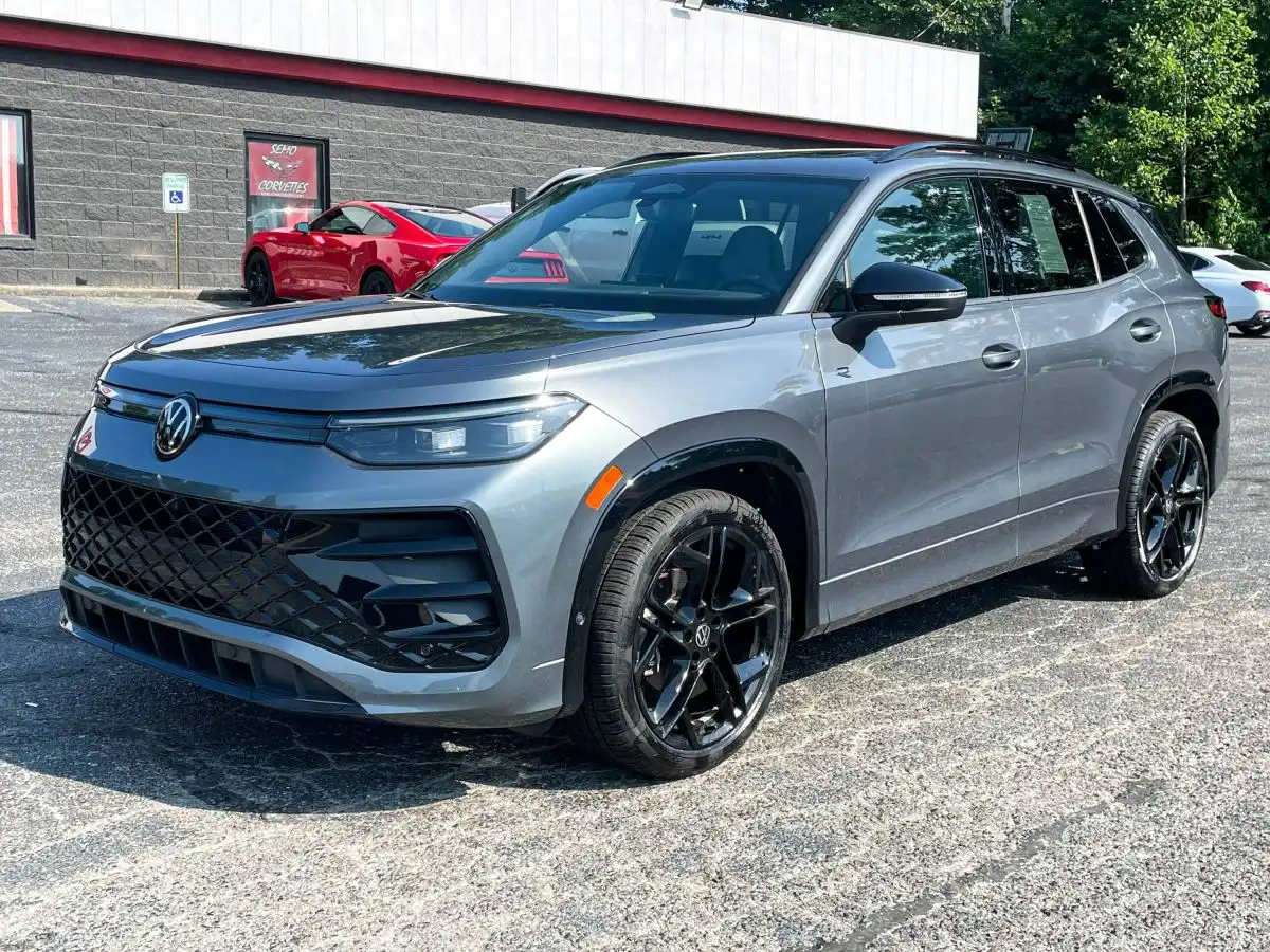 2025 Volkswagen Tiguan 2.0T SE R-Line Black's photo